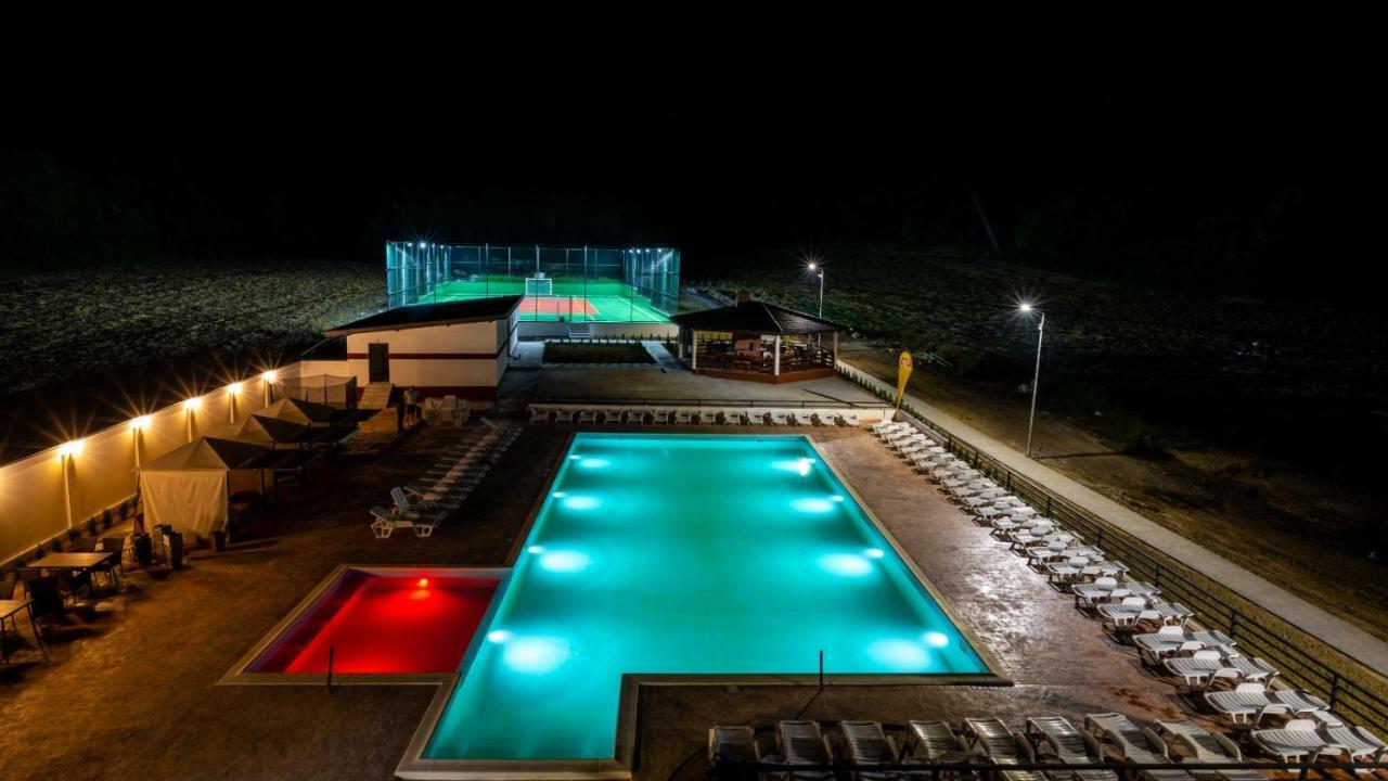 Hotel Complex Noblesse à Vaslui Extérieur photo